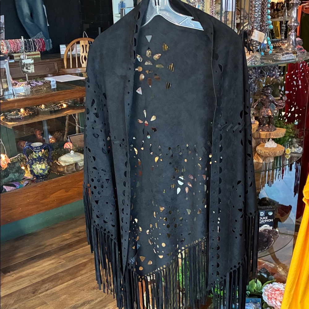 Elegant Black Women's Cape with Laser Cut Design - Picture 2 of 4